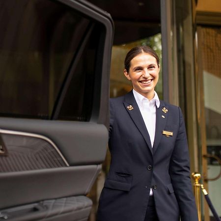 Hotel Sofitel Frankfurt Opera Fráncfort del Meno Exterior foto A chauffeur at the airport