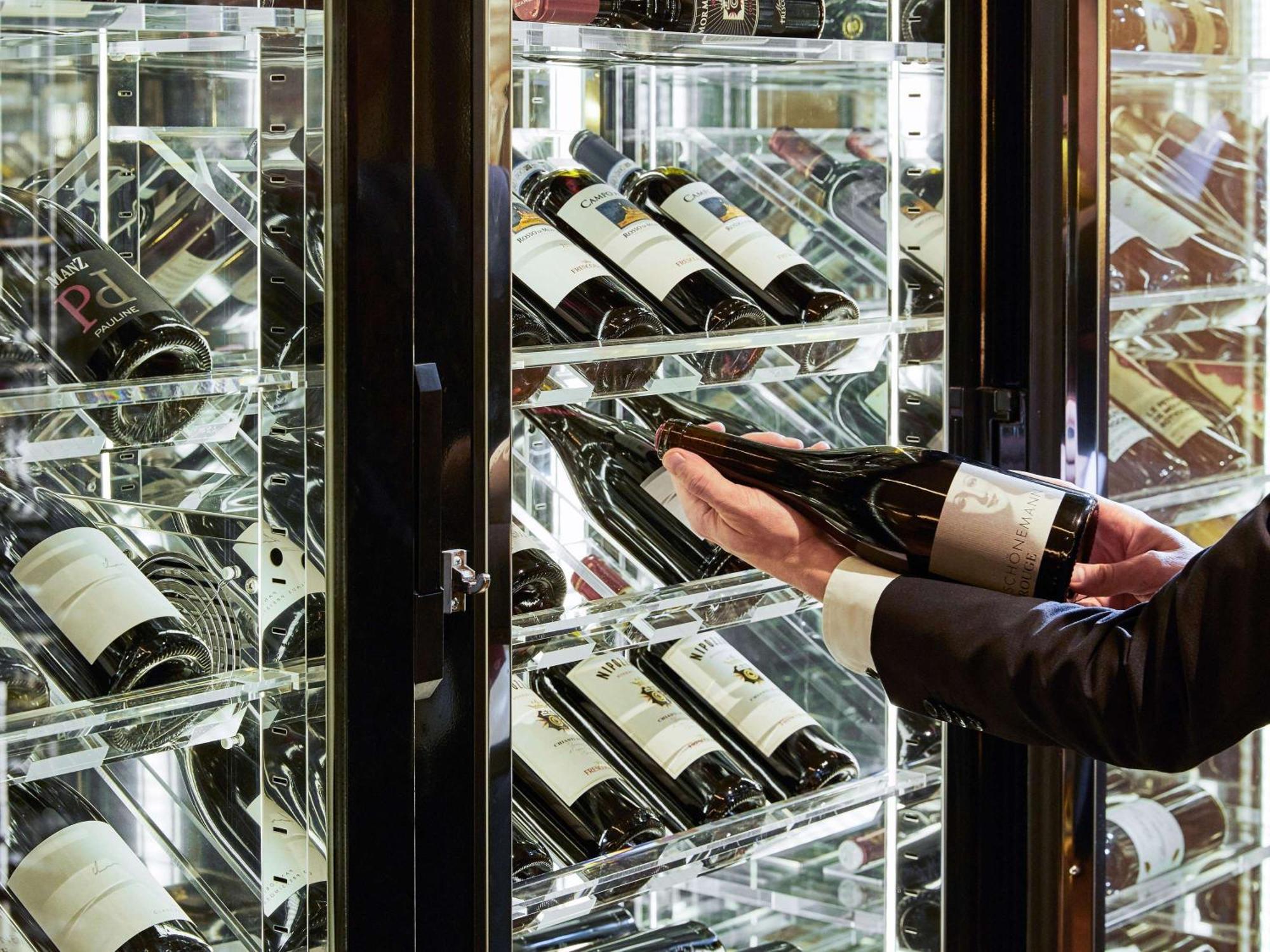 Hotel Sofitel Frankfurt Opera Fráncfort del Meno Exterior foto Wine storage