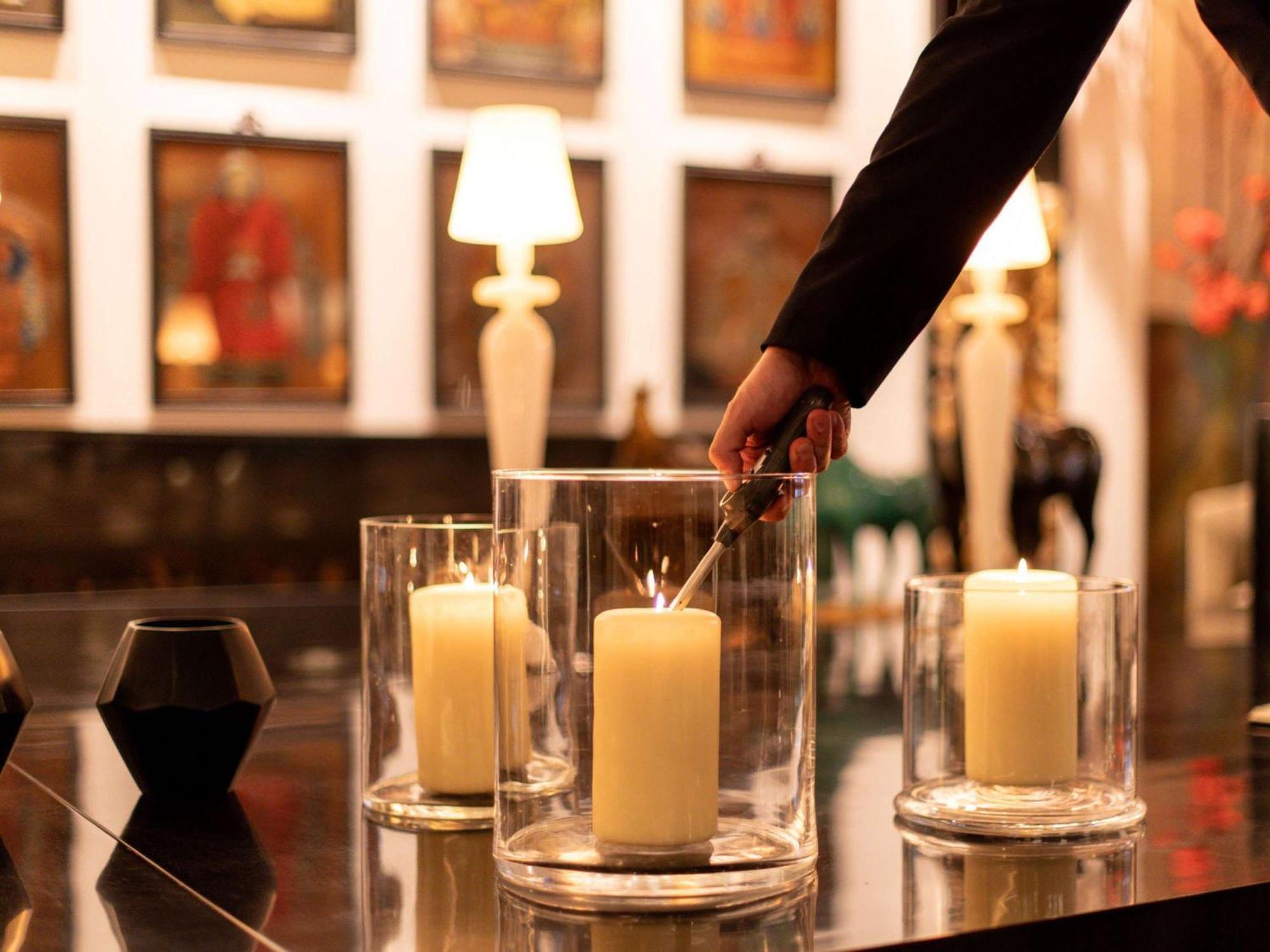 Hotel Sofitel Frankfurt Opera Fráncfort del Meno Exterior foto A candle being lit