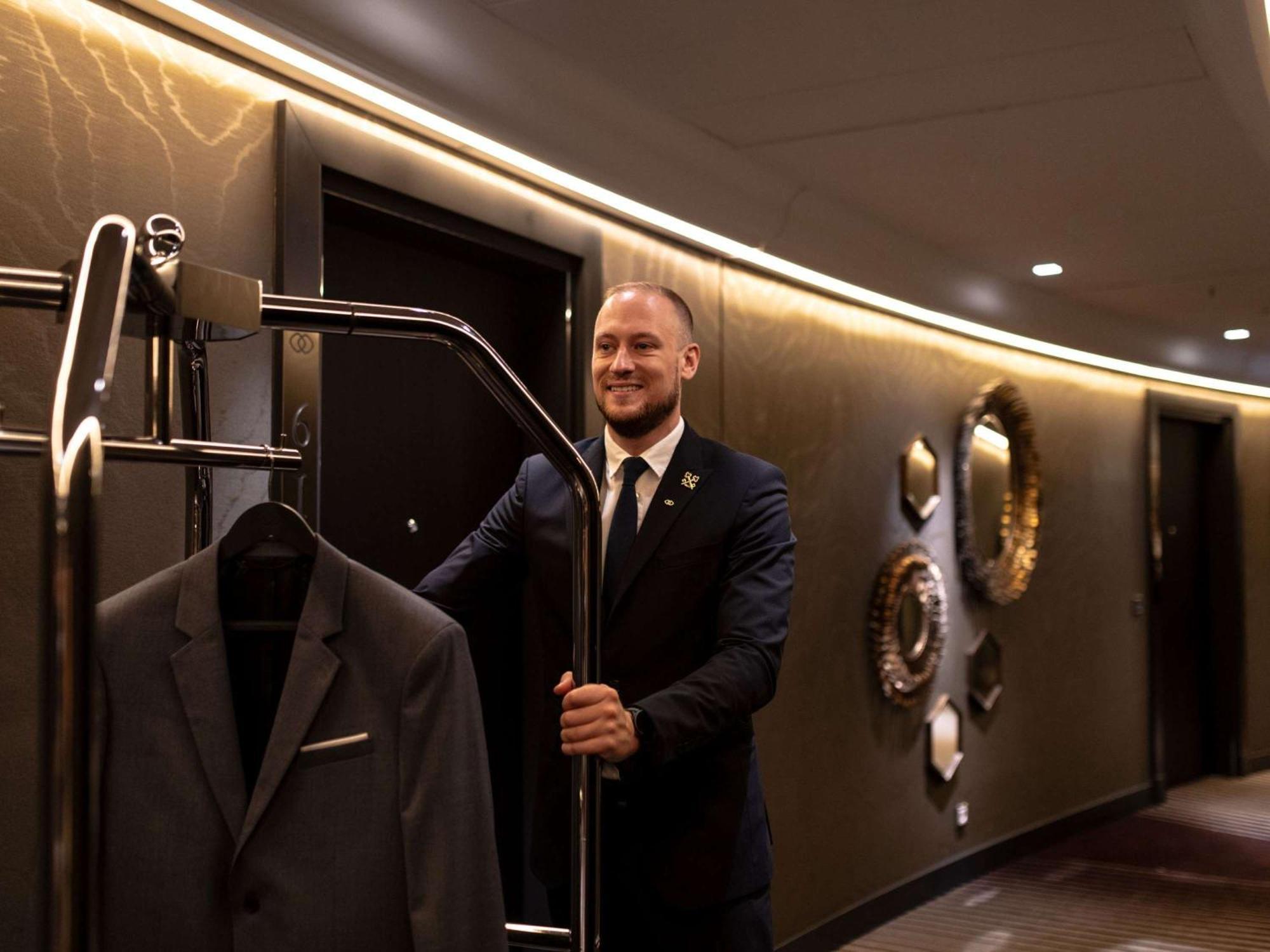 Hotel Sofitel Frankfurt Opera Fráncfort del Meno Exterior foto A bellboy at the Mandarin Oriental, Munich