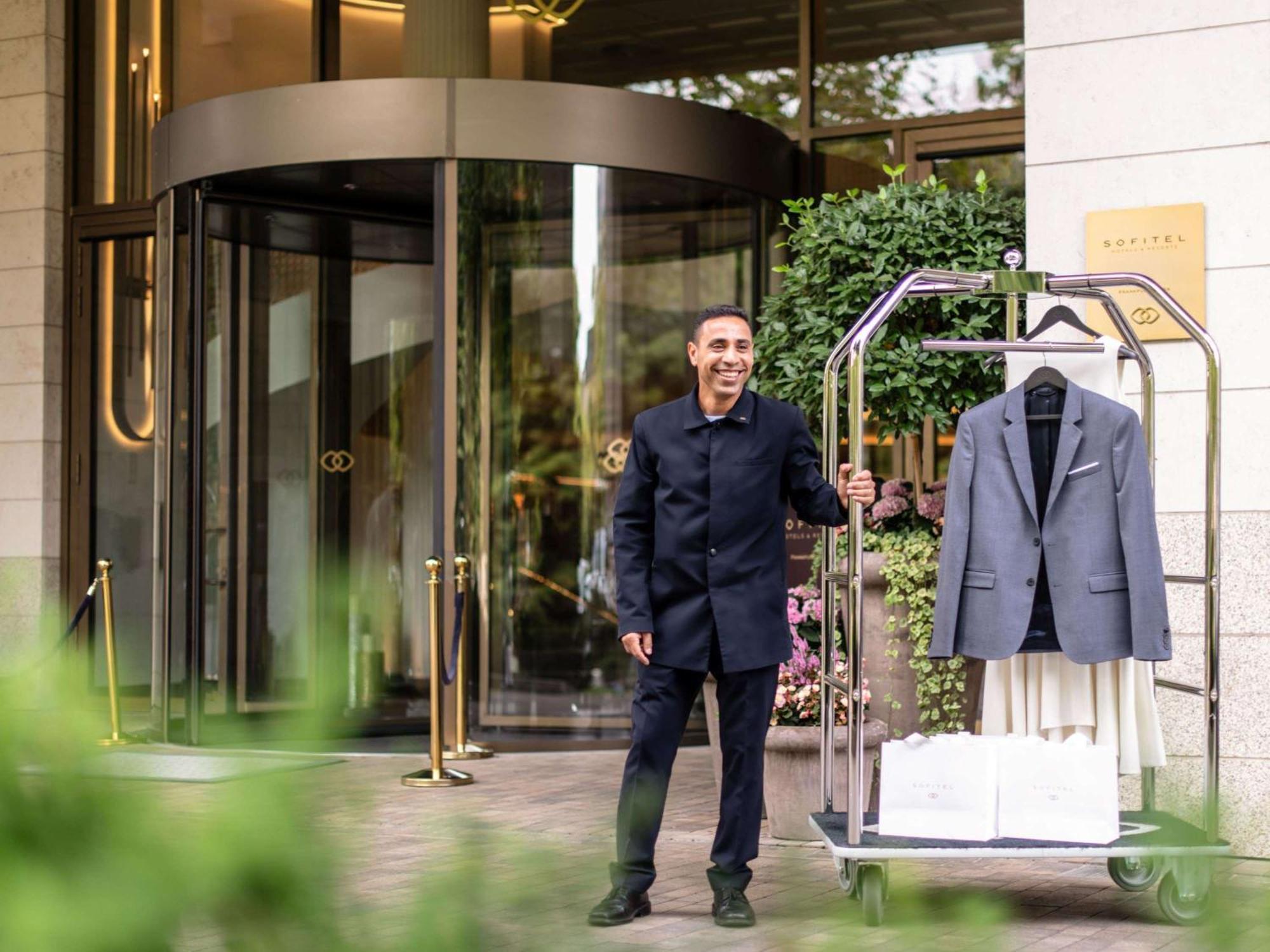 Hotel Sofitel Frankfurt Opera Fráncfort del Meno Exterior foto A bellboy at the entrance of a hotel