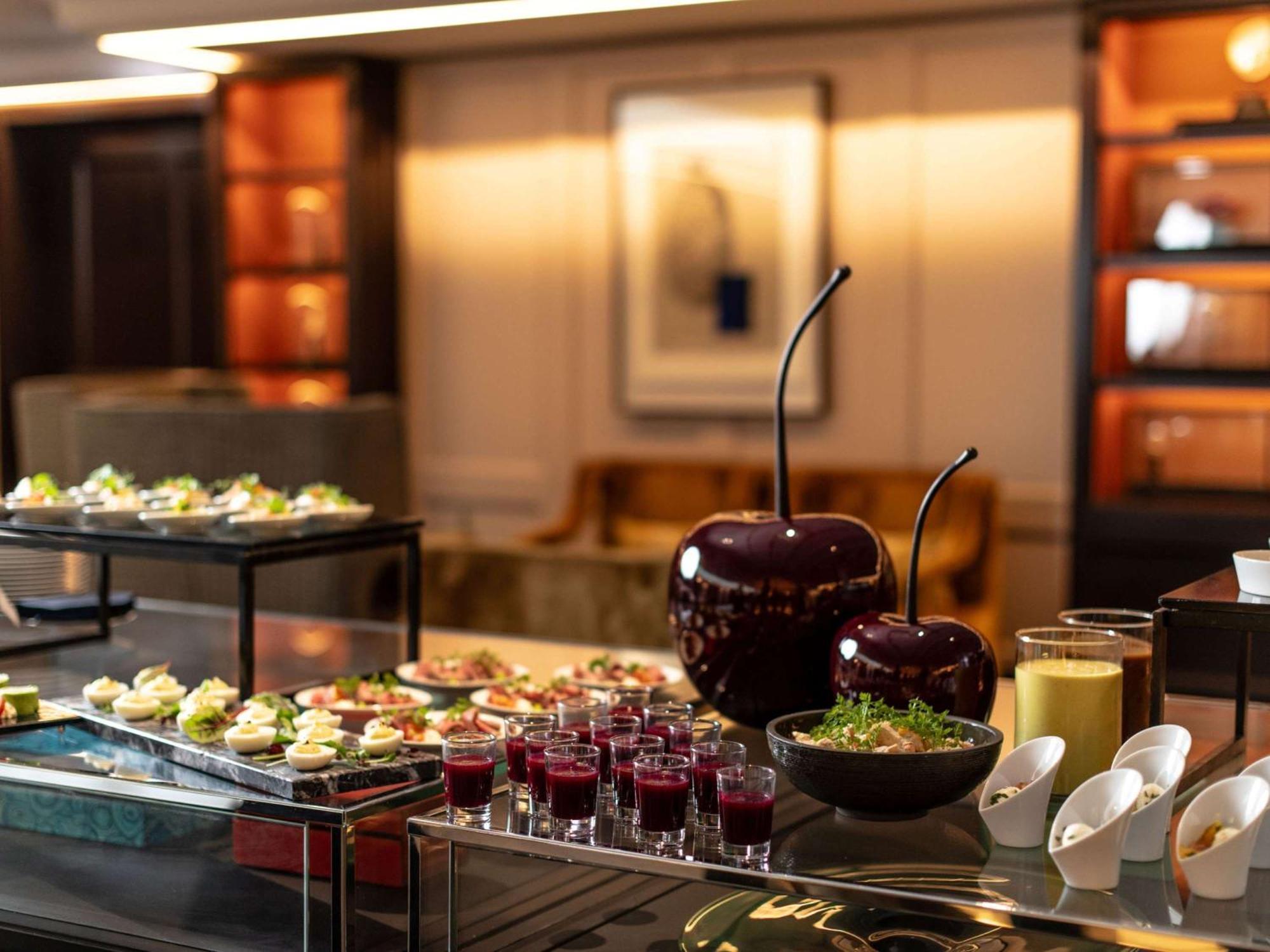 Hotel Sofitel Frankfurt Opera Fráncfort del Meno Exterior foto A buffet at a hotel