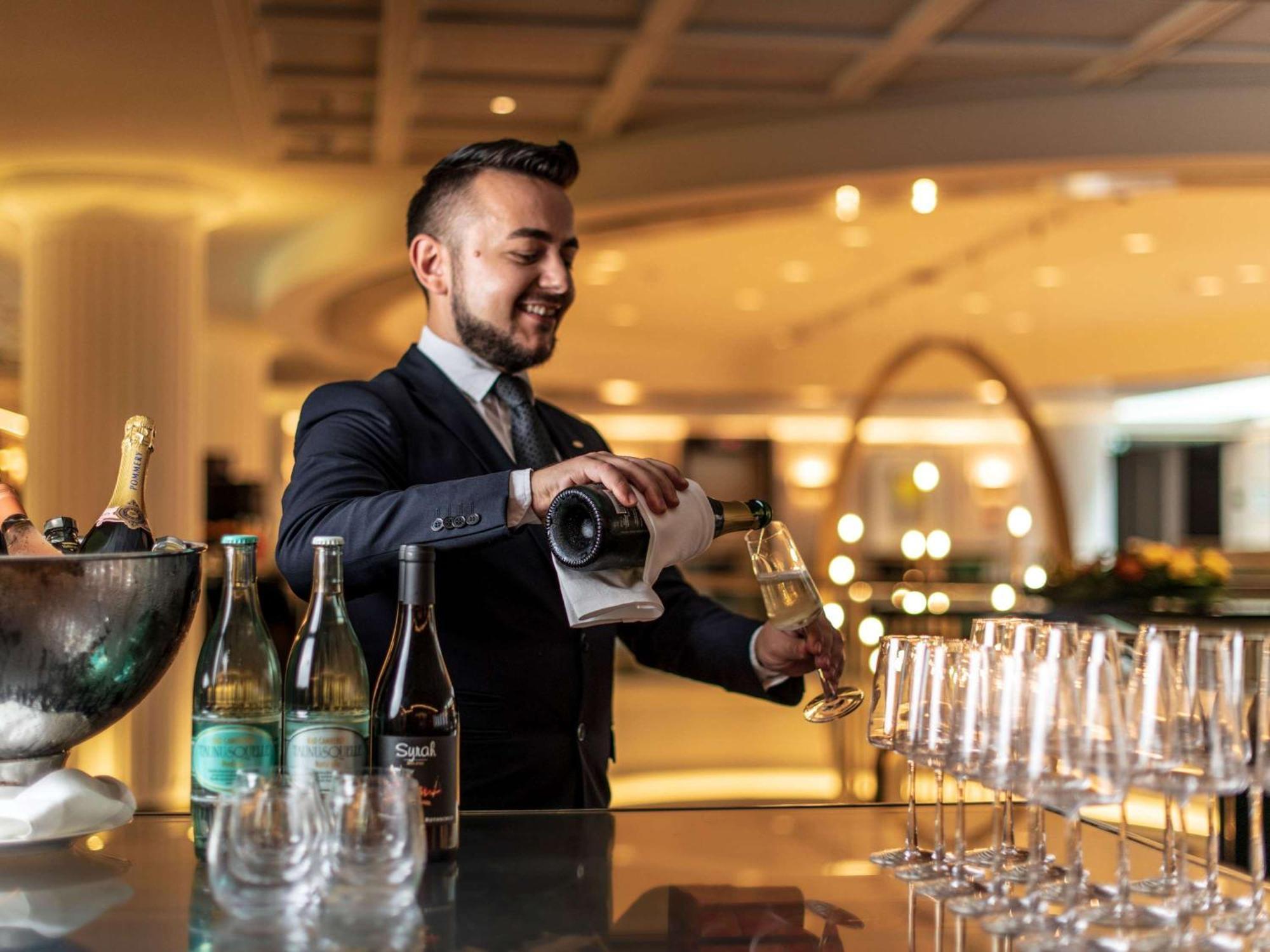 Hotel Sofitel Frankfurt Opera Fráncfort del Meno Exterior foto A sommelier at work