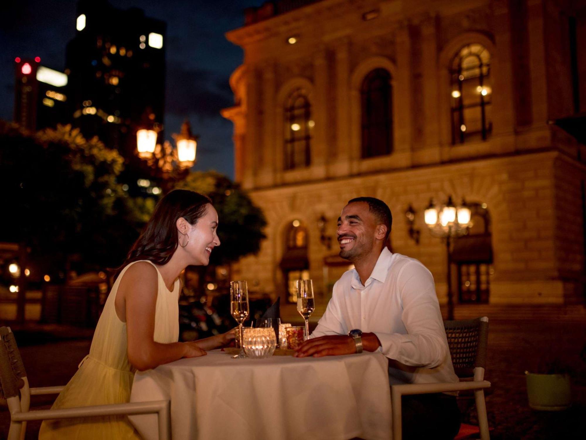 Hotel Sofitel Frankfurt Opera Fráncfort del Meno Exterior foto A couple dining at a restaurant