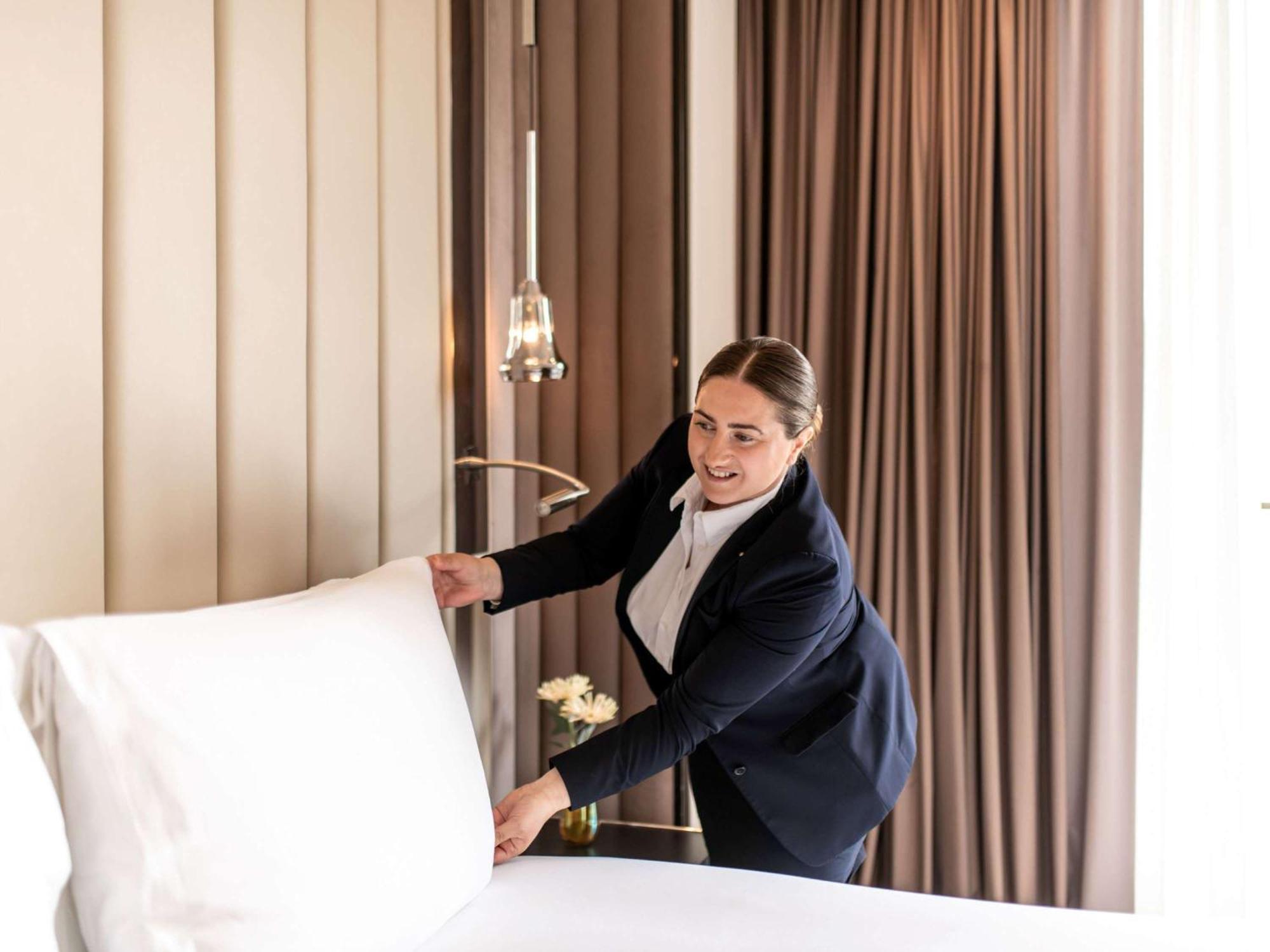 Hotel Sofitel Frankfurt Opera Fráncfort del Meno Exterior foto A chambermaid making a bed