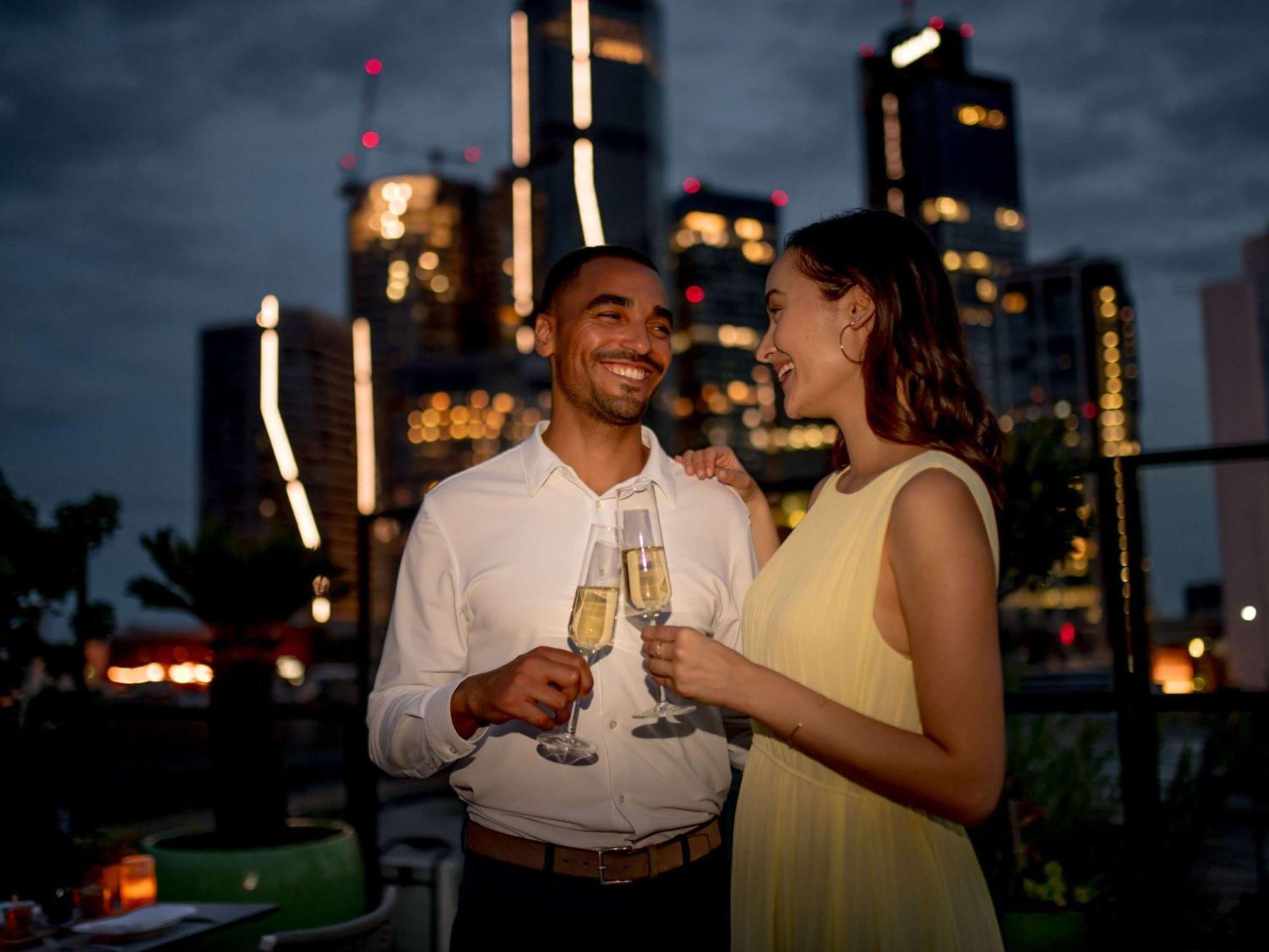 Hotel Sofitel Frankfurt Opera Fráncfort del Meno Exterior foto A couple drinking champagne