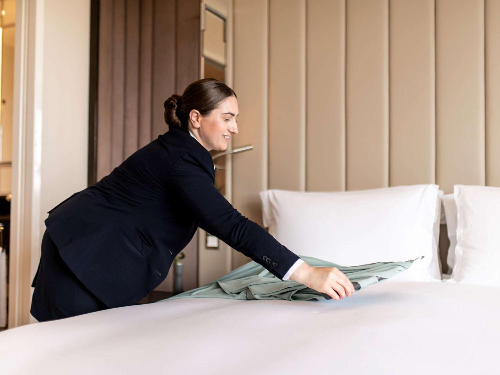 Hotel Sofitel Frankfurt Opera Fráncfort del Meno Exterior foto A chambermaid making a bed