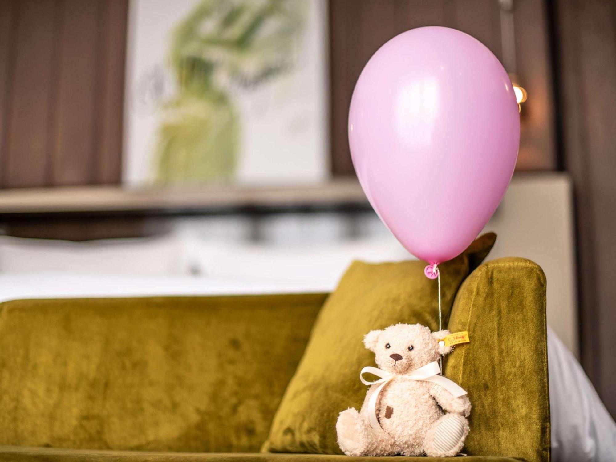 Hotel Sofitel Frankfurt Opera Fráncfort del Meno Exterior foto A teddy bear with a balloon
