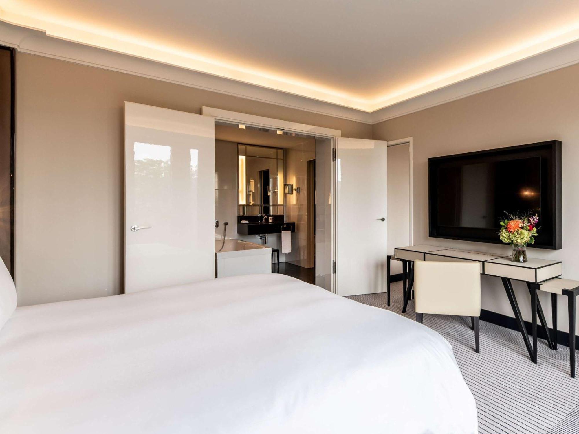 Hotel Sofitel Frankfurt Opera Fráncfort del Meno Exterior foto A bedroom at the hotel